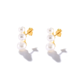 Detail view of S925 silver gold-plated earrings with three graduated white pearls