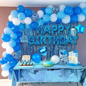 Dettaglio dell'arco di palloncini blu e bianchi con scritte Happy Birthday in lamina