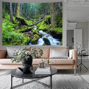 Détail de la tapisserie de forêt et cascade pour décoration murale de salon