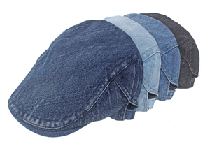 Dettaglio di quattro berretti piatti in denim nei colori blu scuro, medio, chiaro e nero