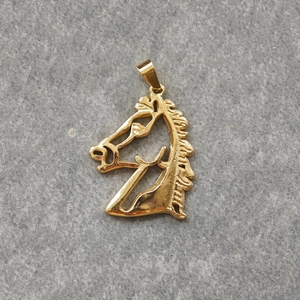 Pendentif tête de cheval 3D en acier inoxydable doré avec détails ajourés élégants