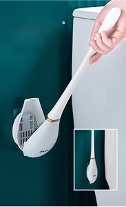 Détail de la brosse de toilette murale avec ouverture automatique et poignée ergonomique
