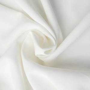 Gros plan détaillé du tissu en sergé blanc avec drapé élégant pour robes d'été