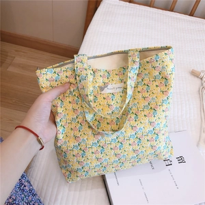 Gros plan du sac à main floral jaune en coton avec fermeture éclair et doublure