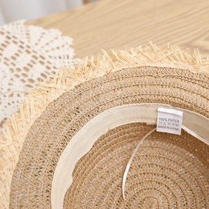 Cappello da sole in paglia a testa piatta con bordi sfilacciati e trama intrecciata