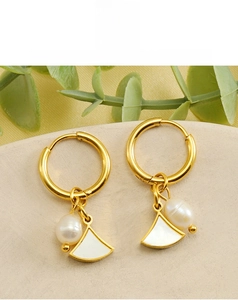Détail des boucles d'oreilles en nacre en éventail avec perle blanche sur acier doré 18K