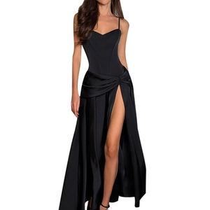 Robe de soirée élégante en satin noir avec coupe ajustée, fente haute et bretelles