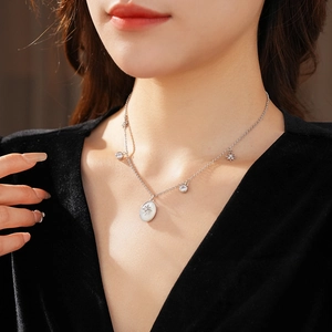 Dettaglio della collana ovale in madreperla placcata oro 18K con ciondolo a stella