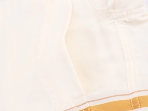 Détails de couture sur la poche de l'ensemble chemise et pantalon rayé blanc cassé