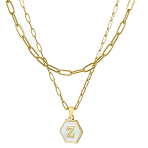 Detail einer zweilagigen Goldkette mit hexagonalem Anhänger mit Buchstabe Z und Muscheleinlage