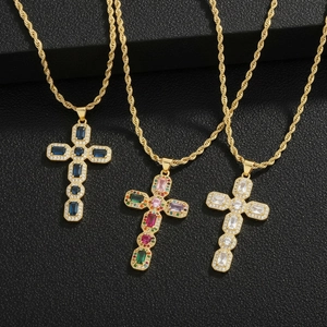 Hip-Hop Halskette mit 18K Gold beschichtetem Kreuz und bunten Zirkonia Steinen