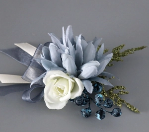 Détail de boutonnière fleur artificielle bleu poudré avec rose blanche et rubans