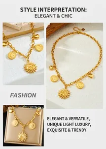 Détail du collier chaîne dorée punk avec pendentifs visage de soleil et breloques cœur