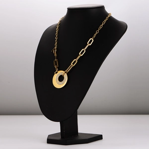 Collana con ciondolo rotondo in cristallo e catena asimmetrica a graffetta su manichino
