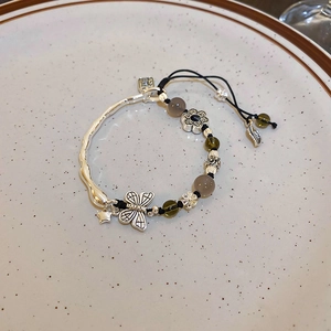 Détail d'un bracelet de style chinois vintage avec breloque Fu et perles de jade