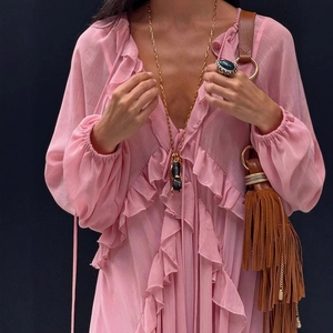Rosa Chiffon-Maxikleid mit Volants und tiefem V-Ausschnitt im romantischen französischen Stil
