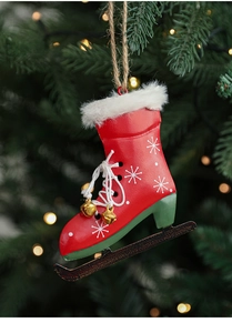 Detail eines roten Schlittschuh-Anhängers aus Eisen mit weißem Kunstfell am Weihnachtsbaum