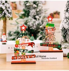 Détail d'ornements de table sapin de Noël en bois avec typographie et couleurs festives