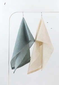 Close-up of the breathable mesh texture and drainage weave on the quick-dry back scrubber