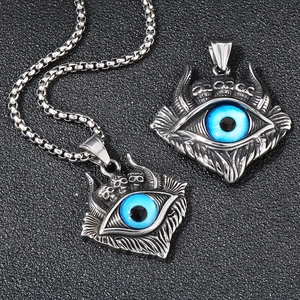 Dettaglio del ciondolo teschio punk con occhio del diavolo blu e finitura in argento vintage