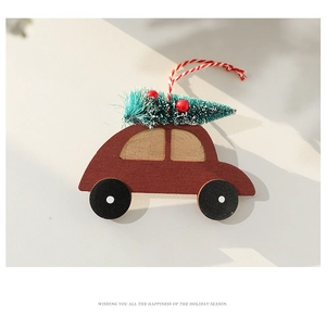 Détail macro d'une voiture de Noël en bois avec sapin vert et cordelette rouge et blanc