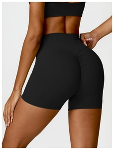 Gros plan sur un short de yoga noir taille haute avec effet froncé pour galber les fesses