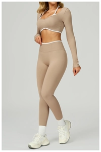 Gros plan détaillé de l'ensemble de yoga sans couture avec bordure blanche au col