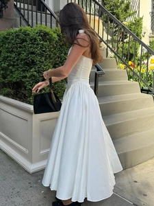 Elegantes weißes Maxikleid mit tiefem V-Ausschnitt und fließender A-Linien-Silhouette