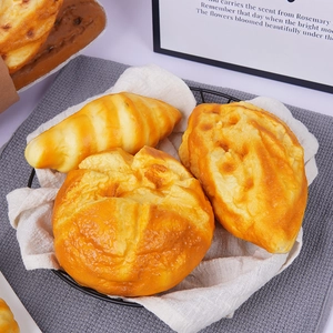 Set de tres modelos realistas de repostería en espuma de PU en una cesta de metal