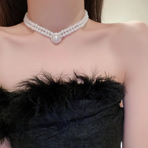 Gros plan du collier choker double rang en perles baroques avec pendentif serti