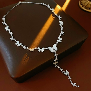 Détail du collier papillon en argent avec zircons et nacre sur boîte en cuir élégante