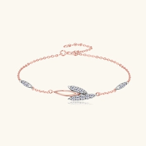 Dettaglio del bracciale a foglia in oro rosa con zirconi micro-pavé e chiusura regolabile
