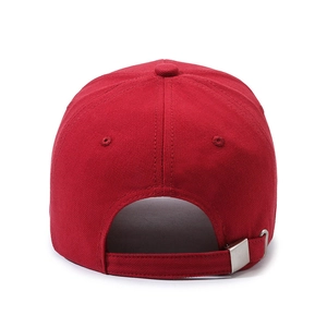 Casquette de baseball en coton rouge vue arrière avec boucle métal réglable