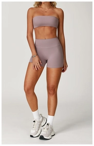 Dettaglio del set pantaloncini da yoga a vita alta in rosa polvere per il fitness