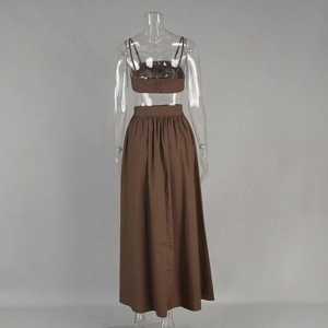 Détail d'un ensemble en coton marron avec fermeture boutonnée au dos et jupe plissée