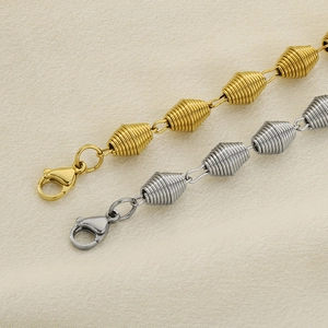 Dettaglio macro del bracciale in acciaio al titanio con maglie a spirale e moschettone