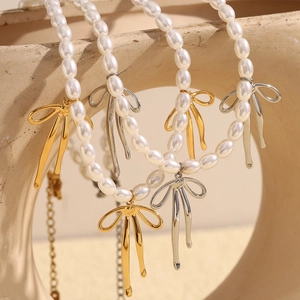 Collier avec pendentif nœud plaqué or 18 carats et perles sur décor en céramique