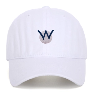Vue détaillée de la casquette blanche en coton lavé avec broderie bleue de la lettre W