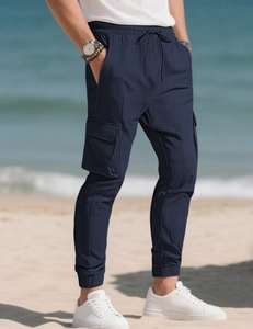 Détails du pantalon cargo bleu foncé avec taille à cordon et grandes poches latérales