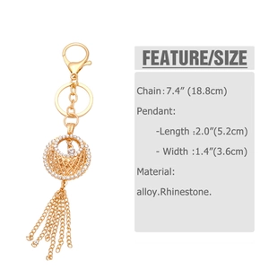 Détail du porte-clés en alliage doré avec pendentif cercle en strass et longues franges