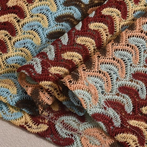 Vue macro d'un tricot à rayures ondulées multicolores avec détails ajourés et texture