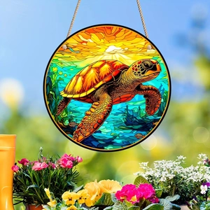 Ornement tortue ronde en acrylique style vitrail suspendu dans un décor de jardin