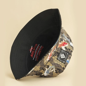 Chapeau bob réversible avec broderie noire et motif de vagues et carpes koï japonaises