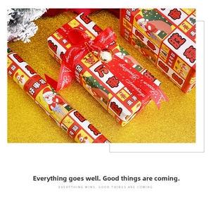 Detail von Weihnachtsgeschenkpapier mit Comic-Mustern, festlichen Bändern und Goldglocken