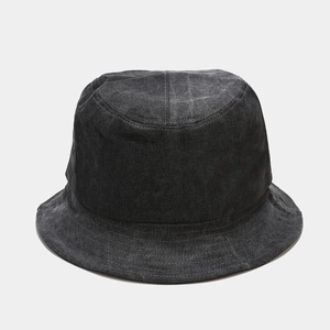 Détail du chapeau bob en denim gris foncé délavé avec une texture rétro usée