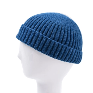 Texture détaillée d'un bonnet en maille côtelée bleu marine sur une tête de mannequin