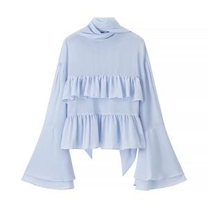 Camicetta azzurra in chiffon con volant a strati ed eleganti maniche a campana