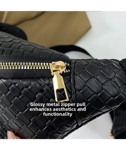 Gros plan du zip doré et du cuir tressé noir Intrecciato sur ce sac de poitrine tendance