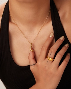 Vue détaillée du collier pendentif lune en plaqué or 18K serti de trois zircons