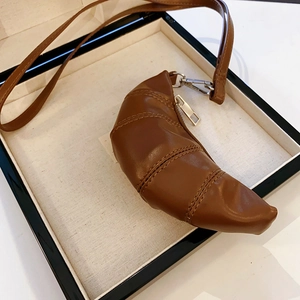 Detail der braunen Kunstleder-Hörnchen-Tasche Kette mit Metallreißverschluss